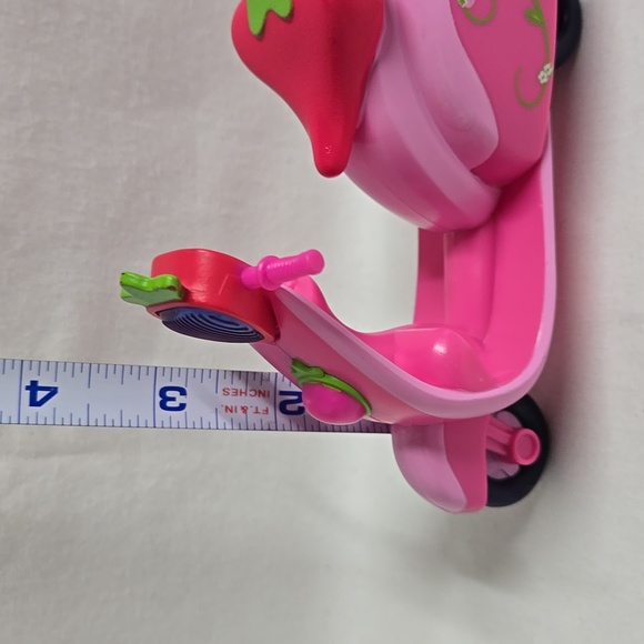Strawberry Shortcake Scooter Pink Rolling Wheels NICE Condition 2015 TCFC - Picture 9 of 14
